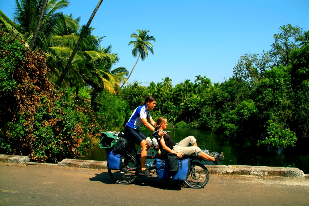 Indien_Radfahren_unter_Palmen.JPG