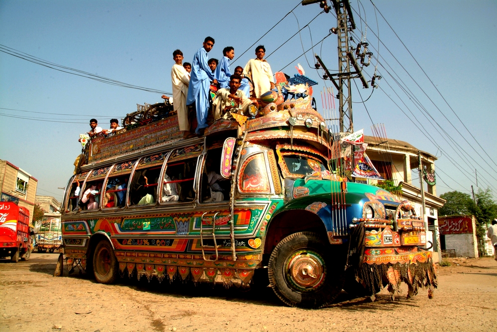 Pakistan_Ueberladener_Bus.JPG