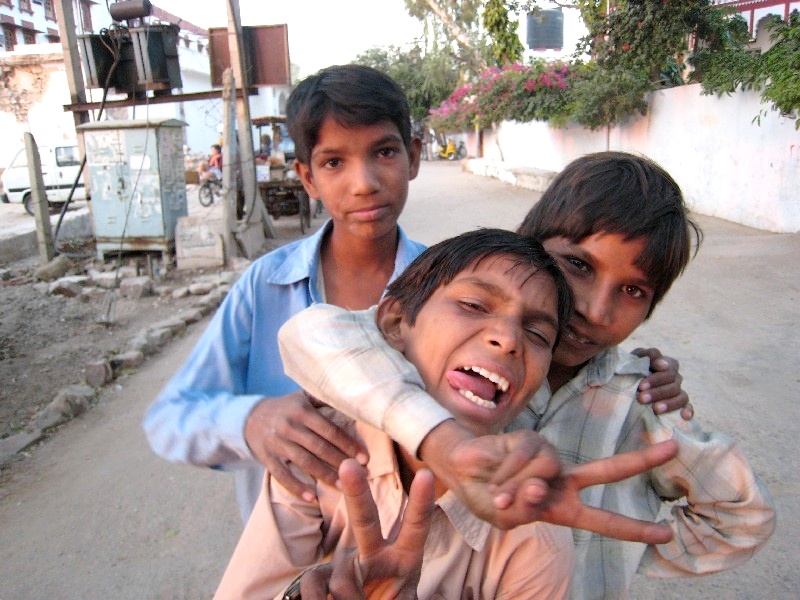 Rajasthan, Indien: Die Jungen beim kebbeln