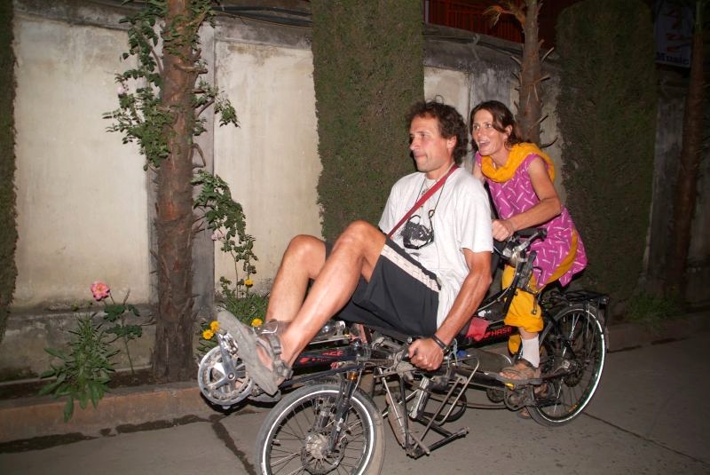 	Nepal: Claude Marthaler und Nathalie fahren unser Tandem Hase Pino zur Probe	