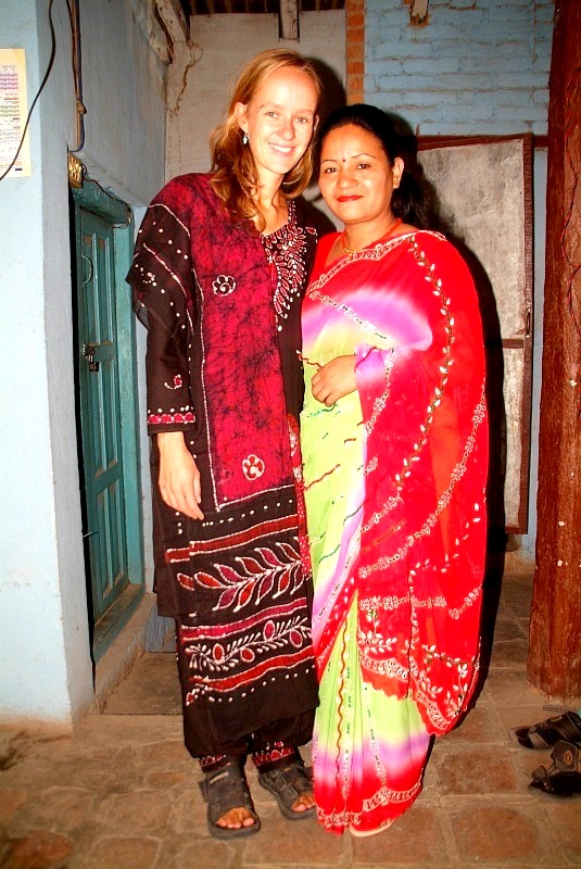 Nepal: Frau Tamrakar hat Mandy neue Kleider gestrickt