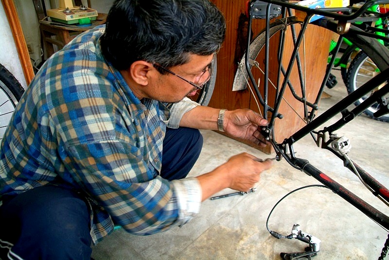 Nepal: Ein Gewinde an unserem Hinterrad wird verstärkt