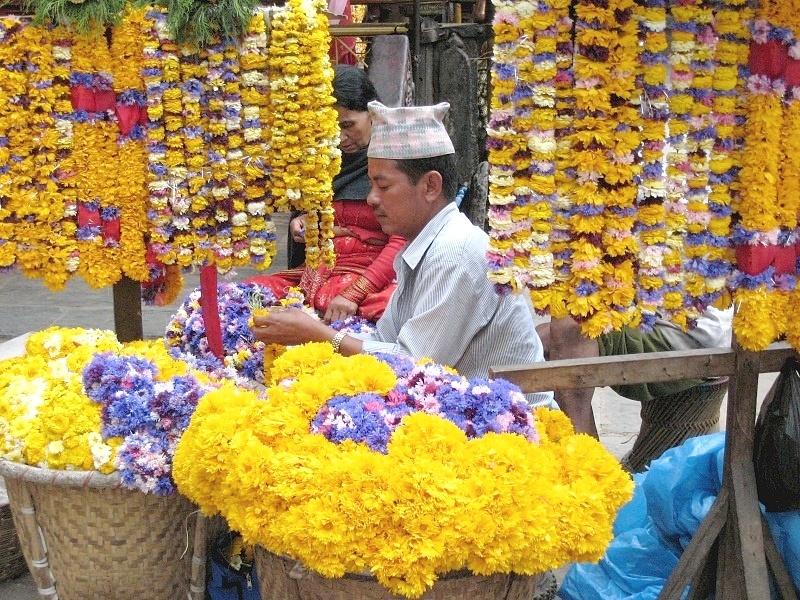 Nepal: Blumenverkäufer in Kathmandu