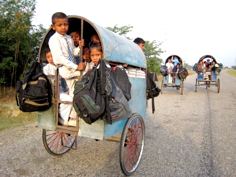 Nepal: Interessanter Schul Kinderwagen