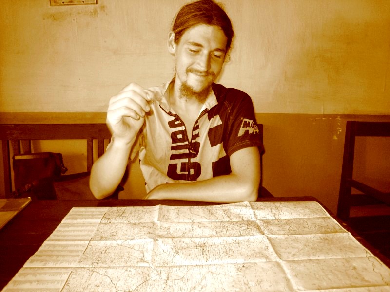 Nepal: Eine von Bennys Lieblingsbeschäftigung ist Karten lesen