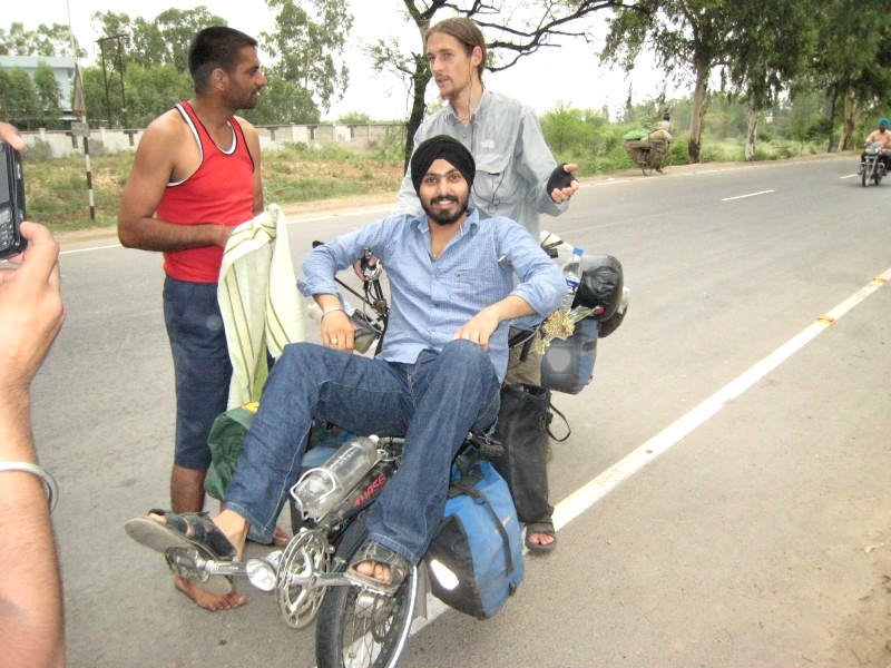 	Indien: Neugierige Inder wollen unser Fahrrad ausprobieren	