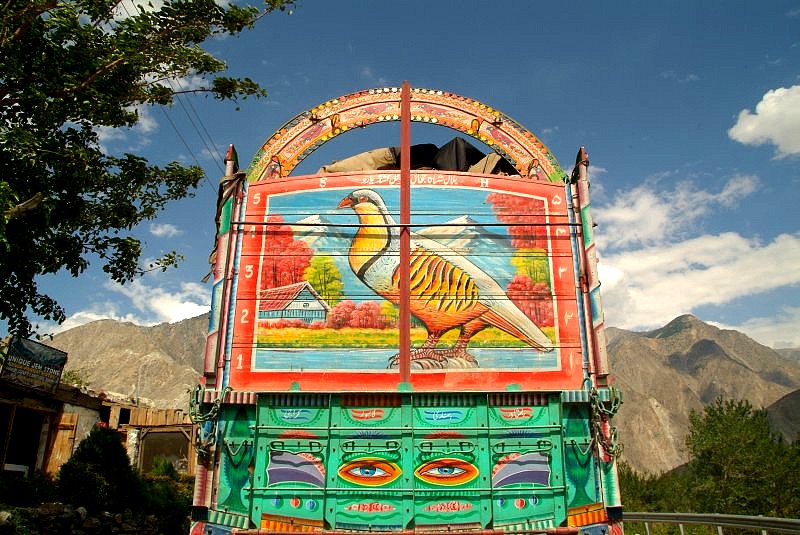 pakistan-alle-lkw-sind-immer-kunstvoll-verziert