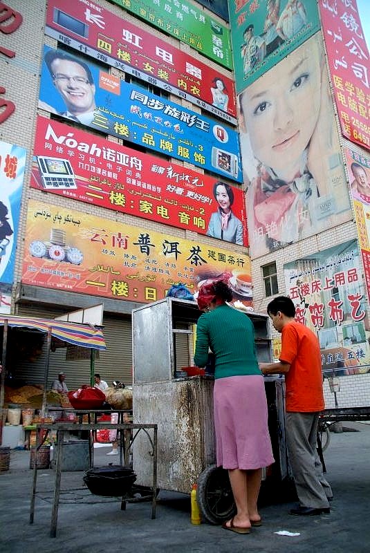 1-12-china-werbung-am-nachtmarkt-von-kashgar
