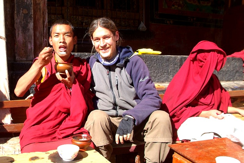 tibet5 020-zusammen-mit-moench-am-taschilumpo-kloster