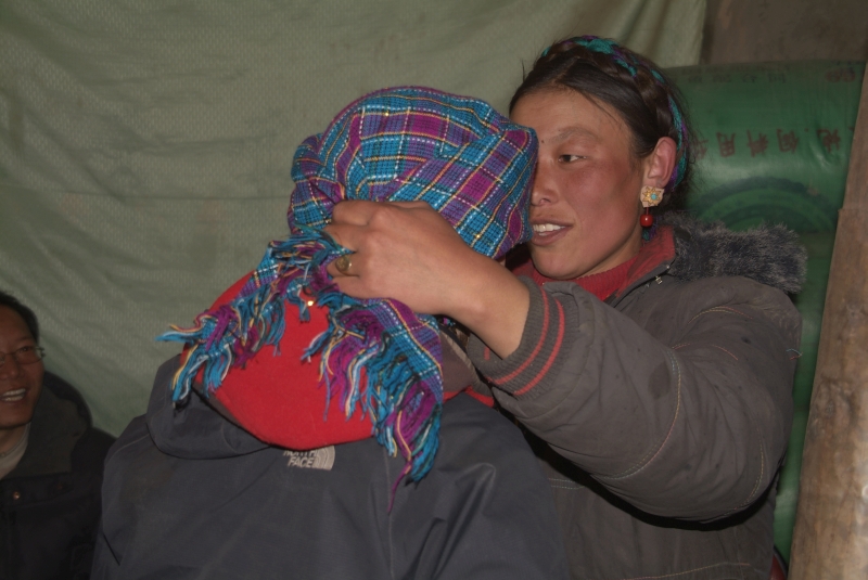 wandern in tibet 045 mandy tauscht kopfbedeckung mit tibeterin.JPG	