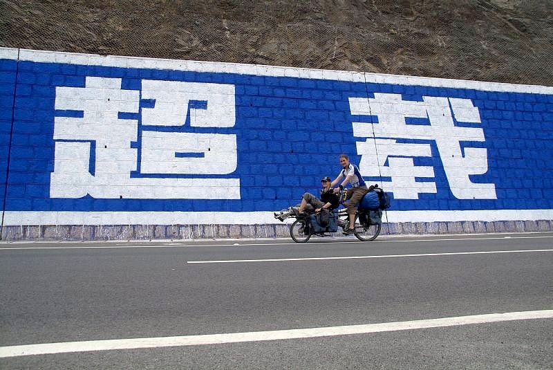 china3 002 ueber die strassen suedchinas mit unserem tandem hase pino