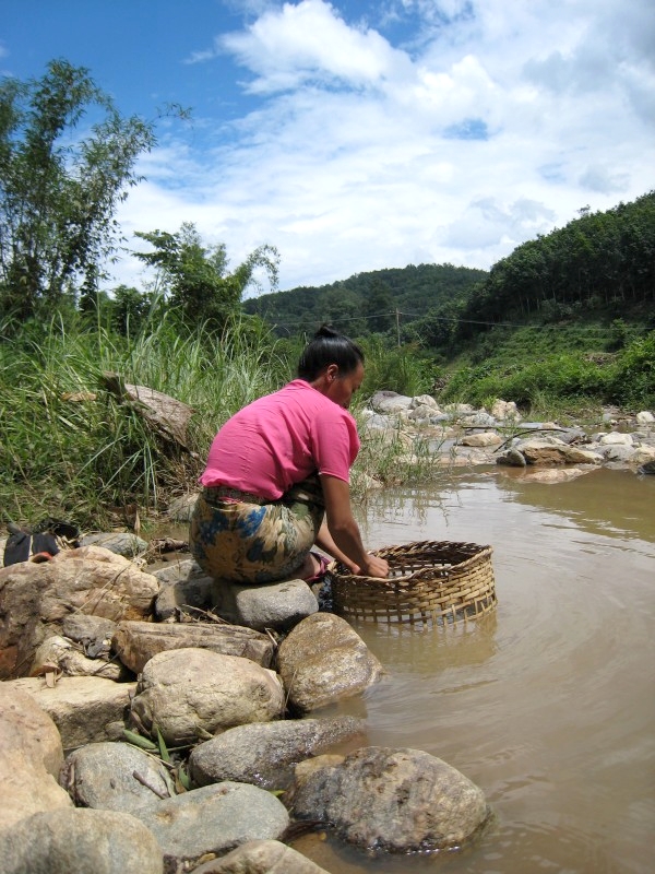 Jinghong, Yunnan, China: Die Wäsche wird in Fluss gewaschen