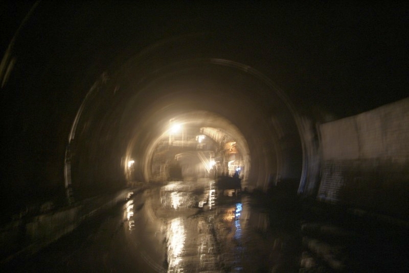 Jinghong, Yunnan, China: Wir fahren durch noch nicht ganz fertiggestellten Tunnel