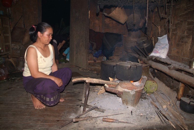 	Laos: Laotin kocht traditionell essen	