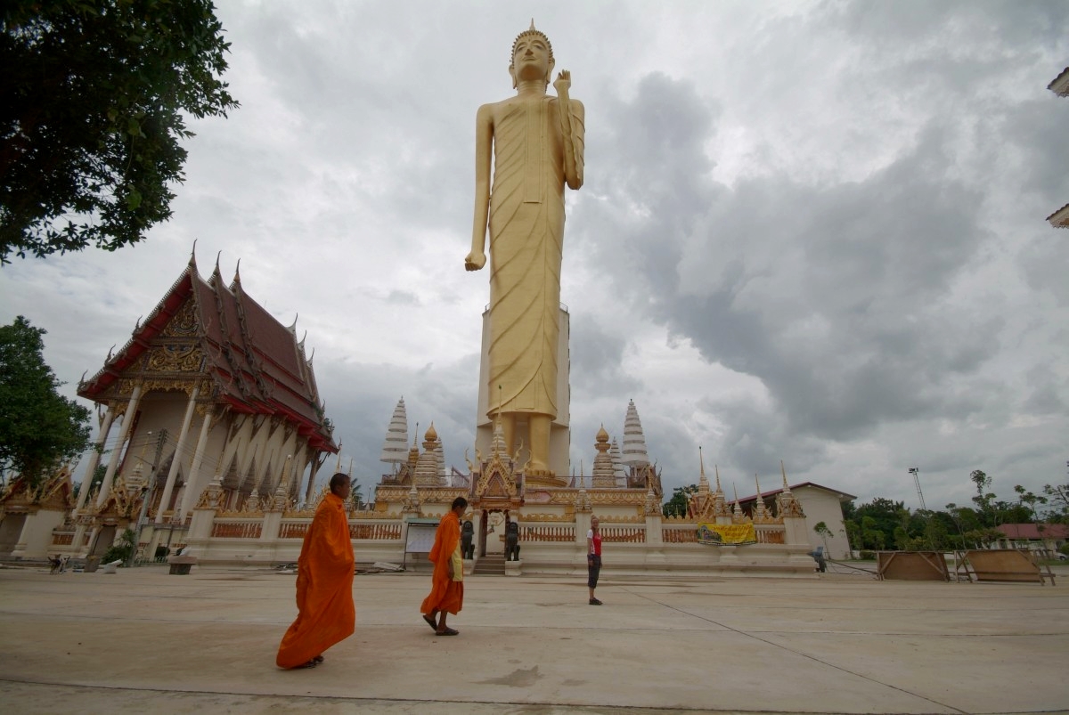 Isan, Thailand: Riesenbuddha von Roi Et