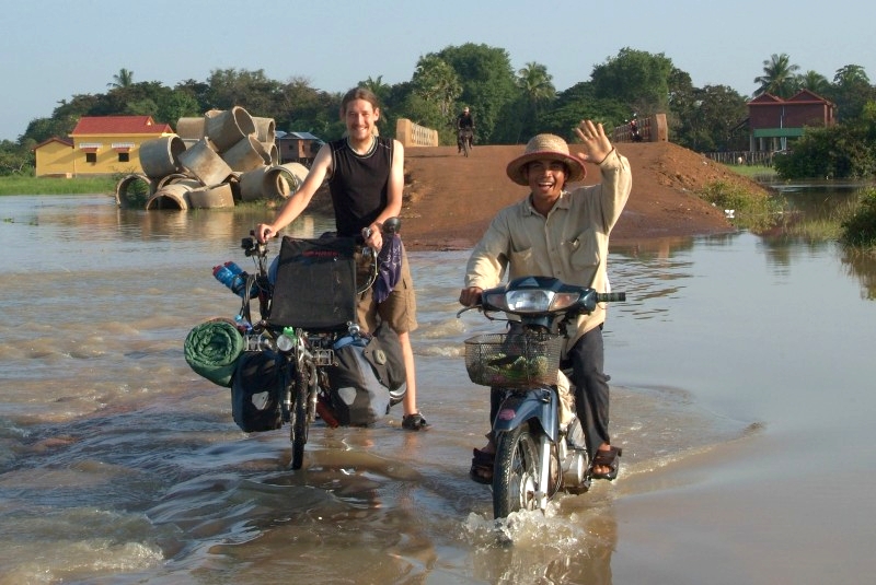 Kambodscha: Auch in Kambodscha sind die Strassen überschwemmt