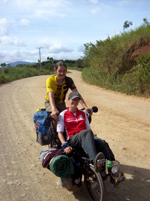 Kambodscha: Wir beiden auf der Piste in Kambodscha auf unserem Tandem Hase Pino