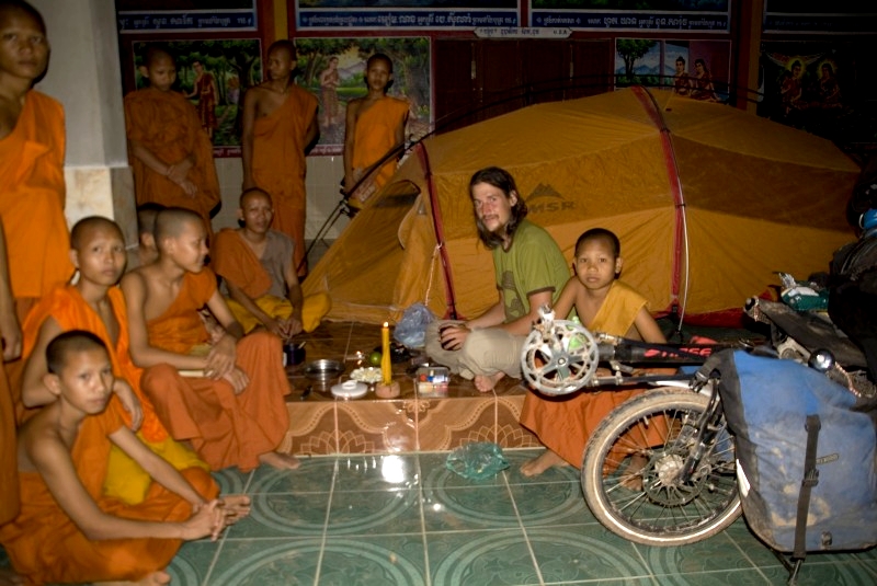 Kambodscha: Wir dürfen bei einem Kloster zelten