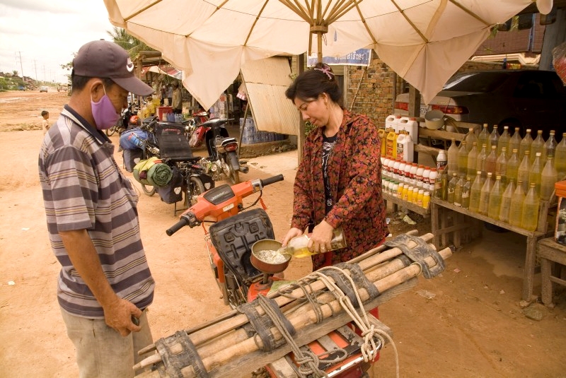 Kambodscha: Betankung von Motorroller