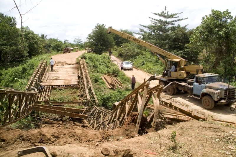 Kambodscha: Behelfspiste neben eingestürzter Brücke